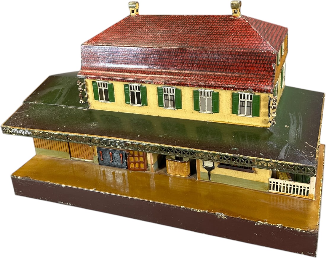 MARKLIN COUNTRY STATION: 1272. MARKLIN COUNTRY STATION | Gauge 1. Provenance: The Maloy Collection. | 20.5" l. | (Very Good to Excellent Condition) | $700 - $1,000