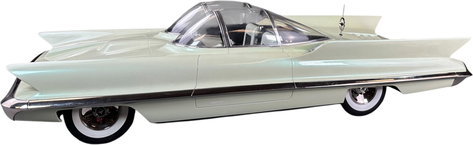 1955 LINCOLN FUTURA STYLING CONCEPT MODEL: 85. 1955 LINCOLN FUTURA STYLING CONCEPT MODEL | Hand built and detailed 1.8 composite scale model of the Italian concept car introduced by ford in 1955 and modified as the model for the TV Batmobile i