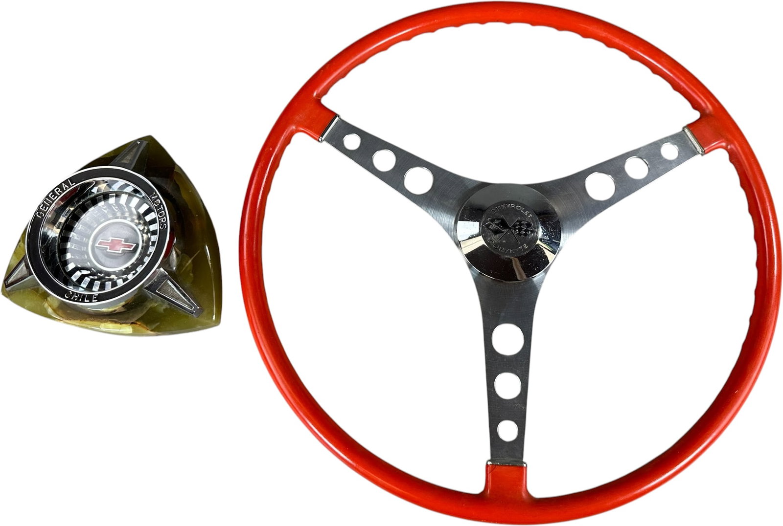 CHEVROLET STEERING WHEEL & GM ASHTRAY: 506. CHEVROLET STEERING WHEEL & GM ASHTRAY | Provenance: Lenny Hummel Collection. | 17.5" l. | (Excellent Condition) | $50 - $100