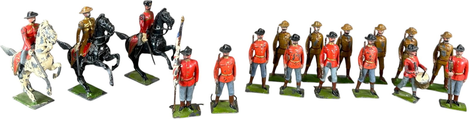 BRITAINS BEISER GAME SOLDIERS: 389. BRITAINS BEISER GAME SOLDIERS Seventeen figure group to include a rare mounted officer on a white horse and red jacket drummer. Provenance: Joe Wallis Collection. | 54mm | Some more paint wear to