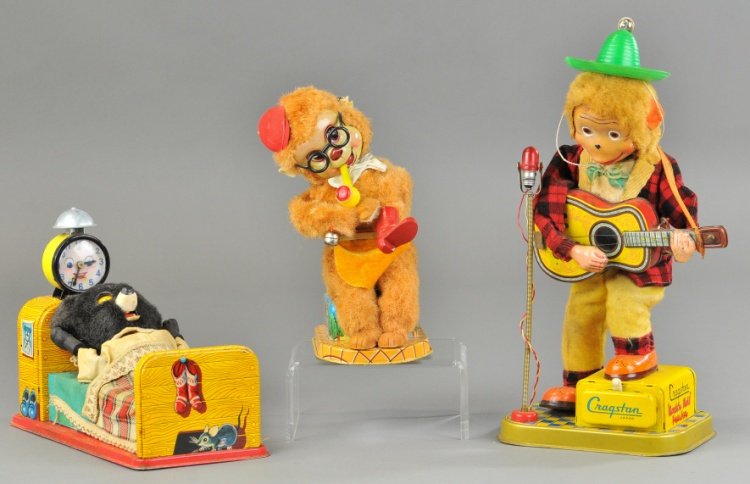 LOT OF ANIMAL BATTERY OP TOYS: Japan, includes plush covered animals in varied poses, sleeping, playing guitar and polishing boots, all battery operated. 8 1/4" to 11 1/2" h.