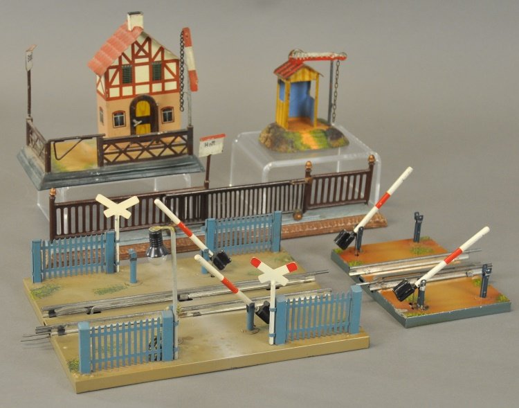 MARKLIN TRAIN ACCESSORIES: Germany, assorted lot includes small Guards House with signal, and varied crossing gate platforms.