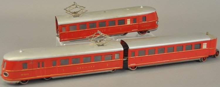 MARKLIN TW66/12940R CARS: O' gauge, done in red bodies with silver roofs, three unit electric set. 12" l. each.