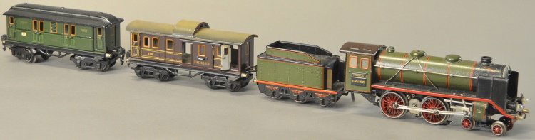 MARKLIN 'O' GAUGE TRAINS: Germany, includes a 4-4-0 electric driven steam type engine in green with six wheel tender, together with violet colored Rheingold eight wheel baggage car and green eight wheel mail car, both with ope