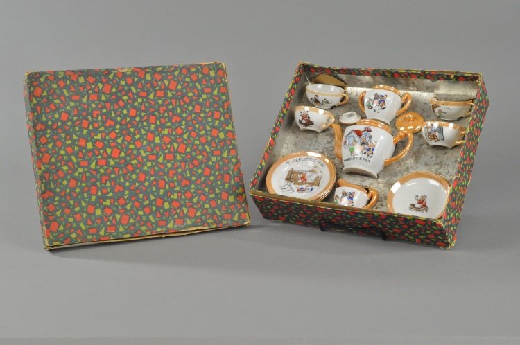 THREE LITTLE PIGS TEA SET (1 of 2)