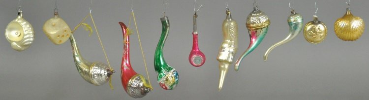 INTERESTING GROUP OF VICTORIAN PIPES & ORNAMENTS: Six wonderful Victorian pipes in varied colors, gold pocket watch, silver pistol, dice, scallop shell and oyster with pearl. 1 1/2" - 6" l.