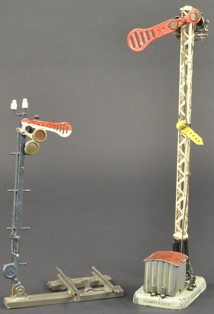 LOT OF TWO MARKLIN SIGNAL TOWERS (1 of 2)