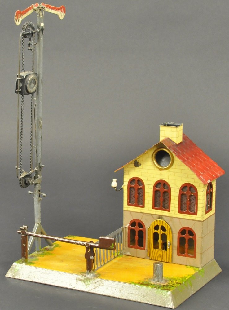 MARKLIN GUARD'S HOUSE WITH SEMAPHORE (1 of 3)