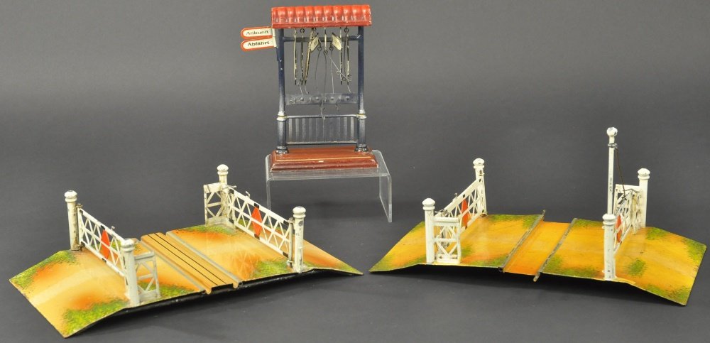 LOT OF TWO MARKLIN ENGLISH MARKET CROSSING GATES (1 of 2)
