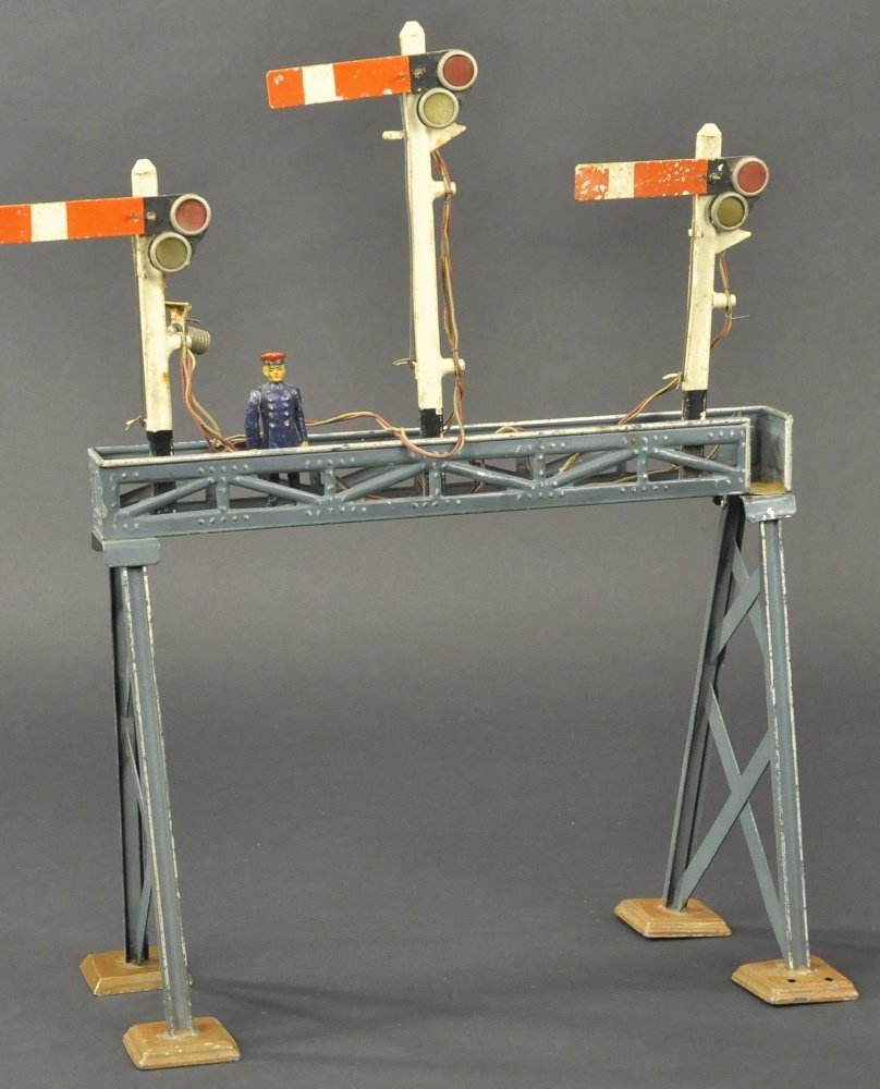 MARKLIN TRIPLE SIGNAL BRIDGE (1 of 3)