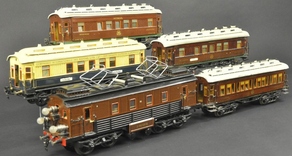 MARKLIN GOTTHARD S64/13021 LOCO & CARS (1 of 4)