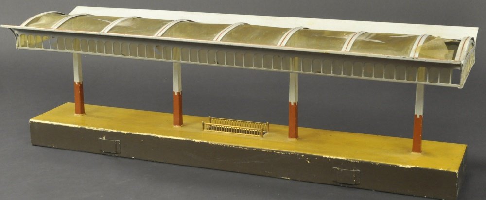 MARKLIN COVERED WAITING PLATFORM (1 of 2)