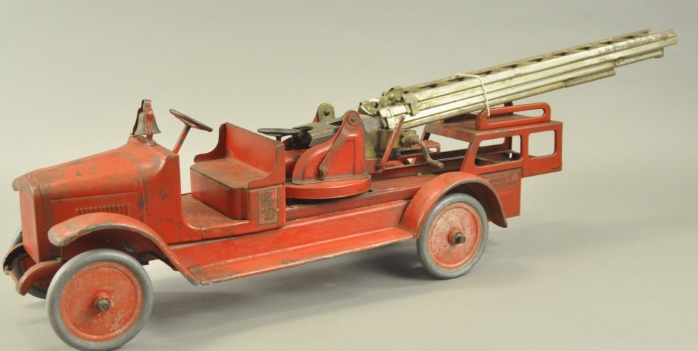 BUDDY 'L' AERIAL FIRE TRUCK (1 of 2)