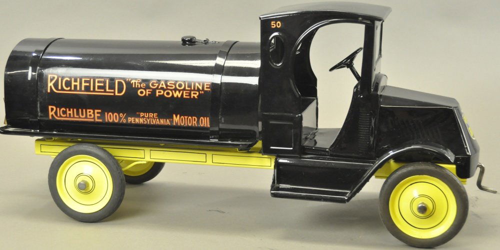 RICHFIELD GASOLINE TRUCK (1 of 2)