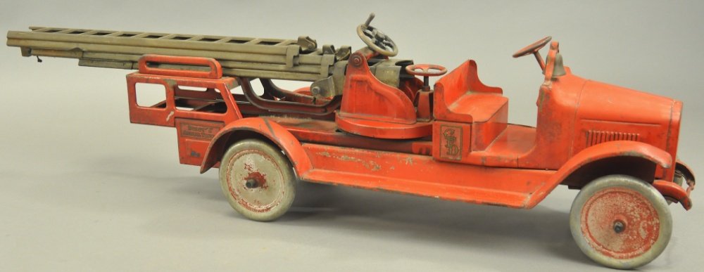 BUDDY 'L' AERIAL LADDER TRUCK (1 of 2)