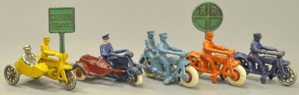 LOT OF CYCLES AND STREET SIGNS (1 of 2)