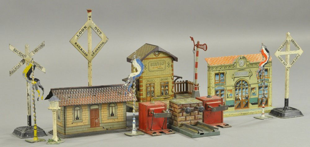 LARGE LOT OF TRAIN ACCESSORIES (1 of 1)