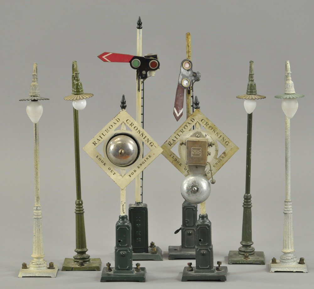 LARGE LOT OF IVES LAMPS AND SIGNALS (1 of 1)