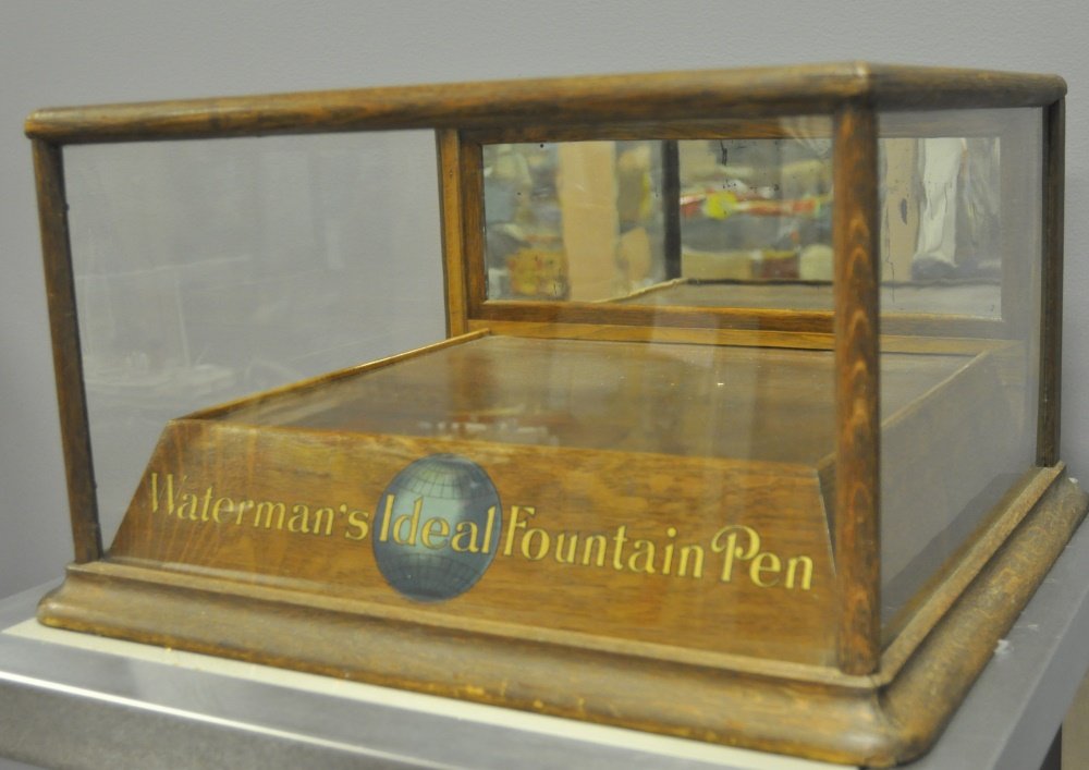 WATERMAN'S FOUNTAIN PEN DISPLAY CASE (1 of 2)