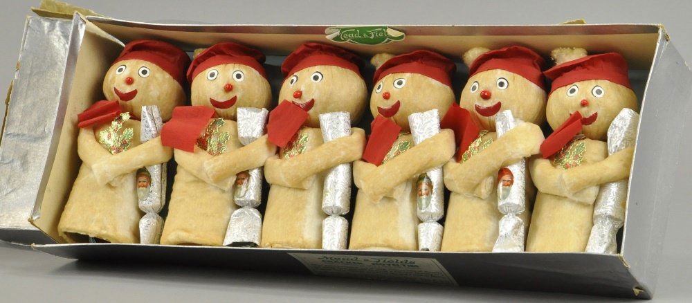 BOX OF SIX CHRISTMAS CRACKERS (1 of 2)