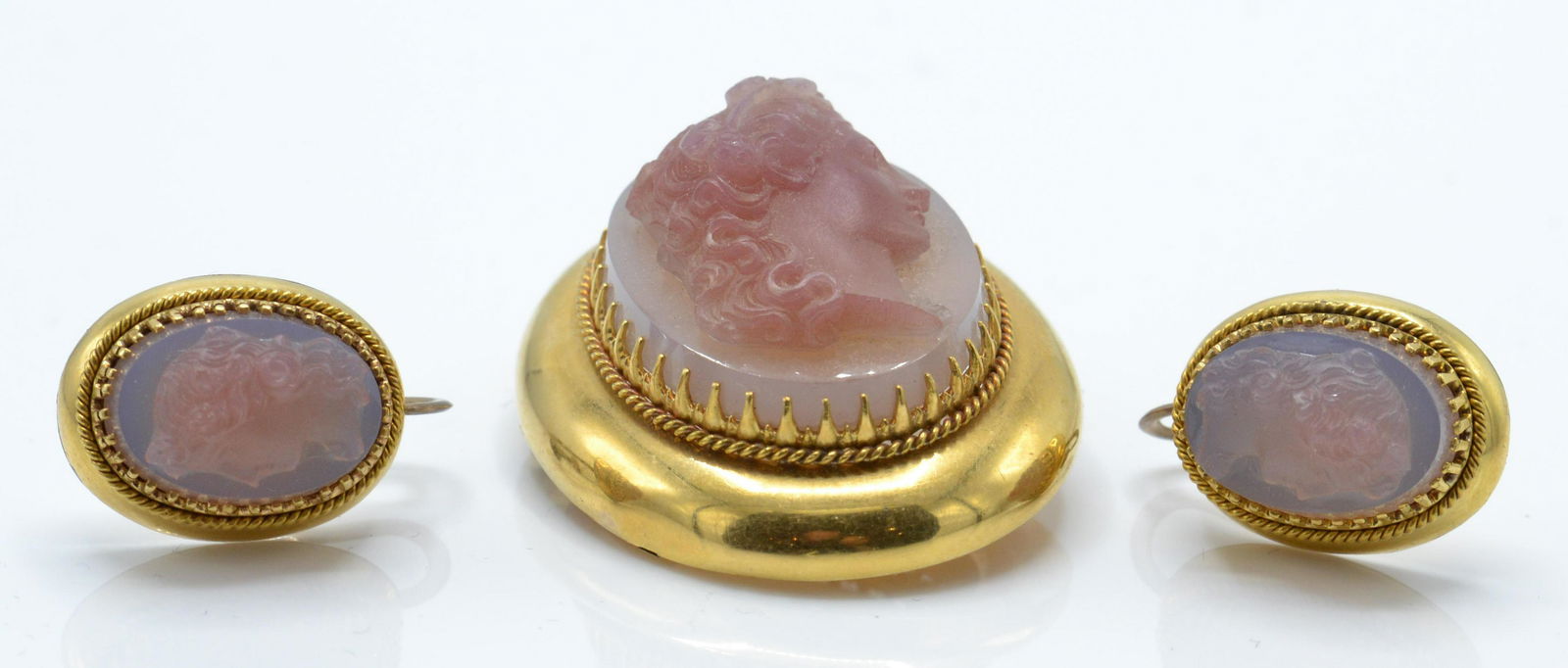 An early 20th century 18ct gold French cameo brooch (1 of 7)