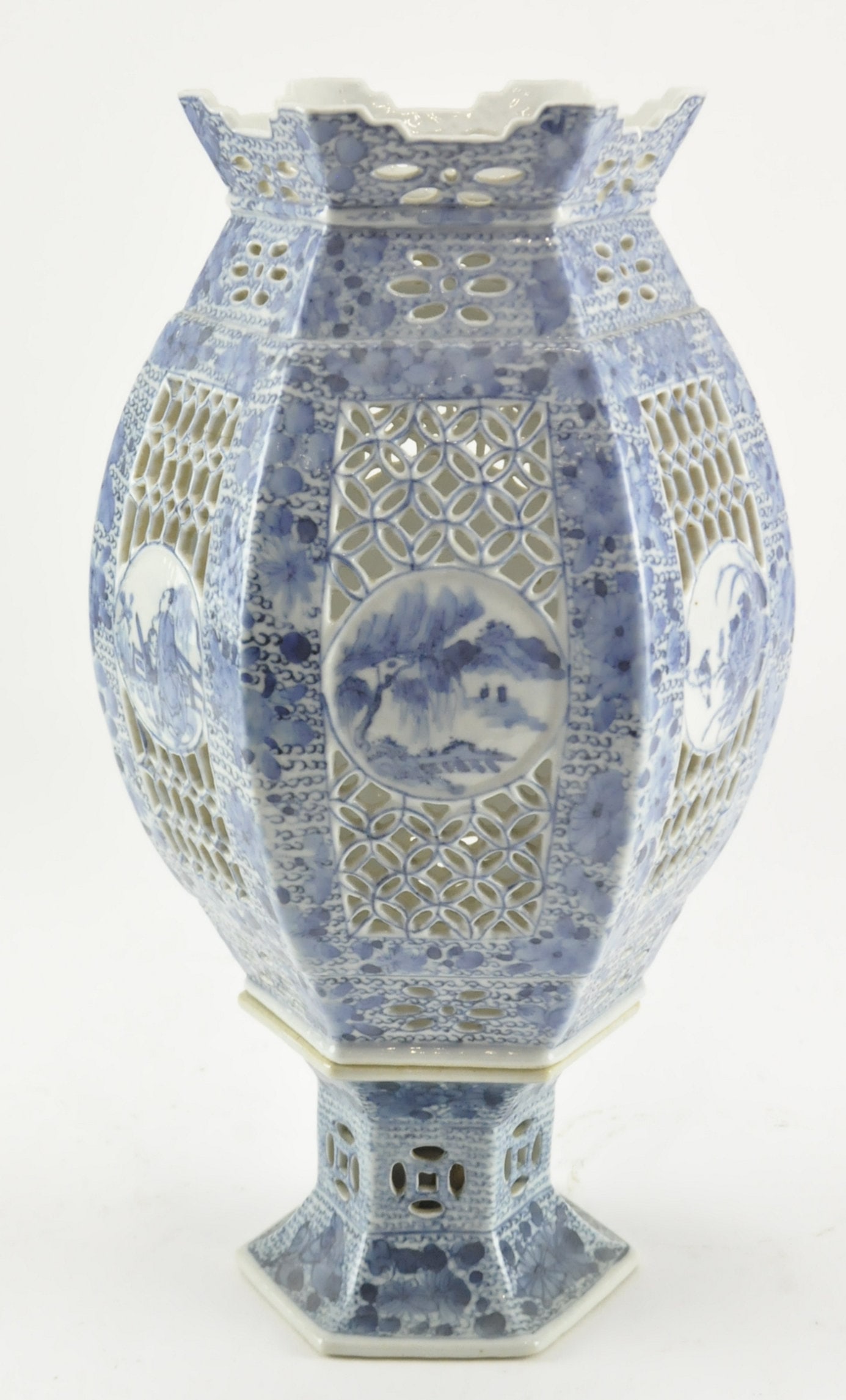 BLUE AND WHITE RETICULATED LANTERN AND STAND 青花镂空灯笼连 (1 of 11)