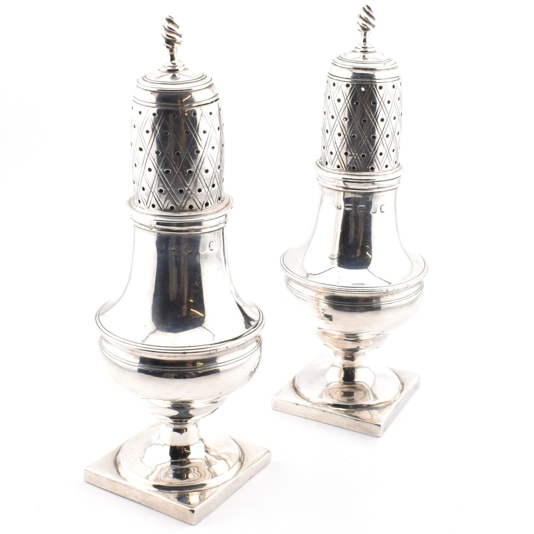 HALLMARKED GEORGE III PAIR OF SUGAR CASTORS / SIFTERS. (1 of 7)