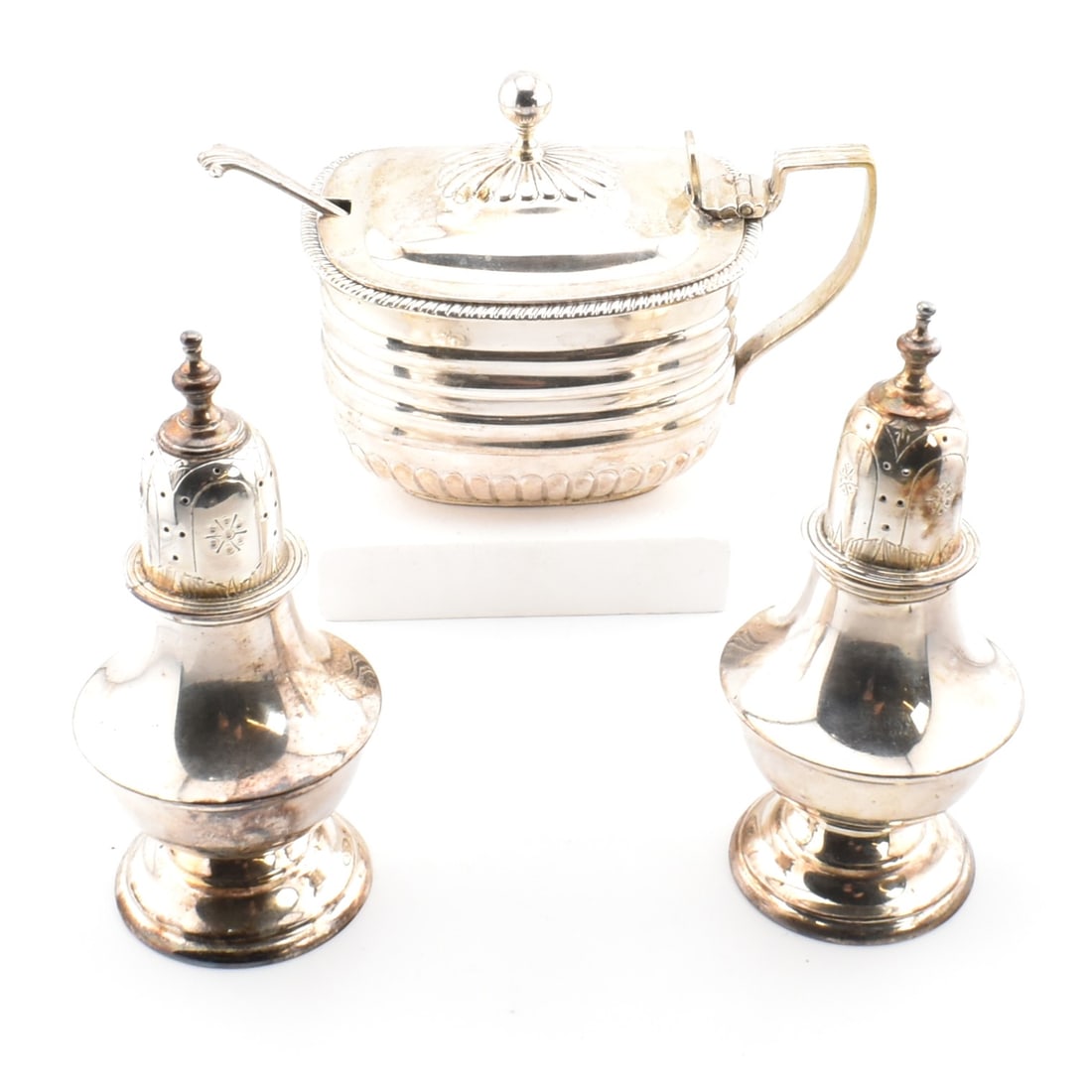 VICTORIAN CASED HALLMARKED SILVER CRUET SET: A Victorian cased hallmarked silver cruet set. The set consisting of a salt, pepper and mustard pot. The mustard pod with blue glass liner and spoon. All hallmarked for London Makers mark H.S for Henr