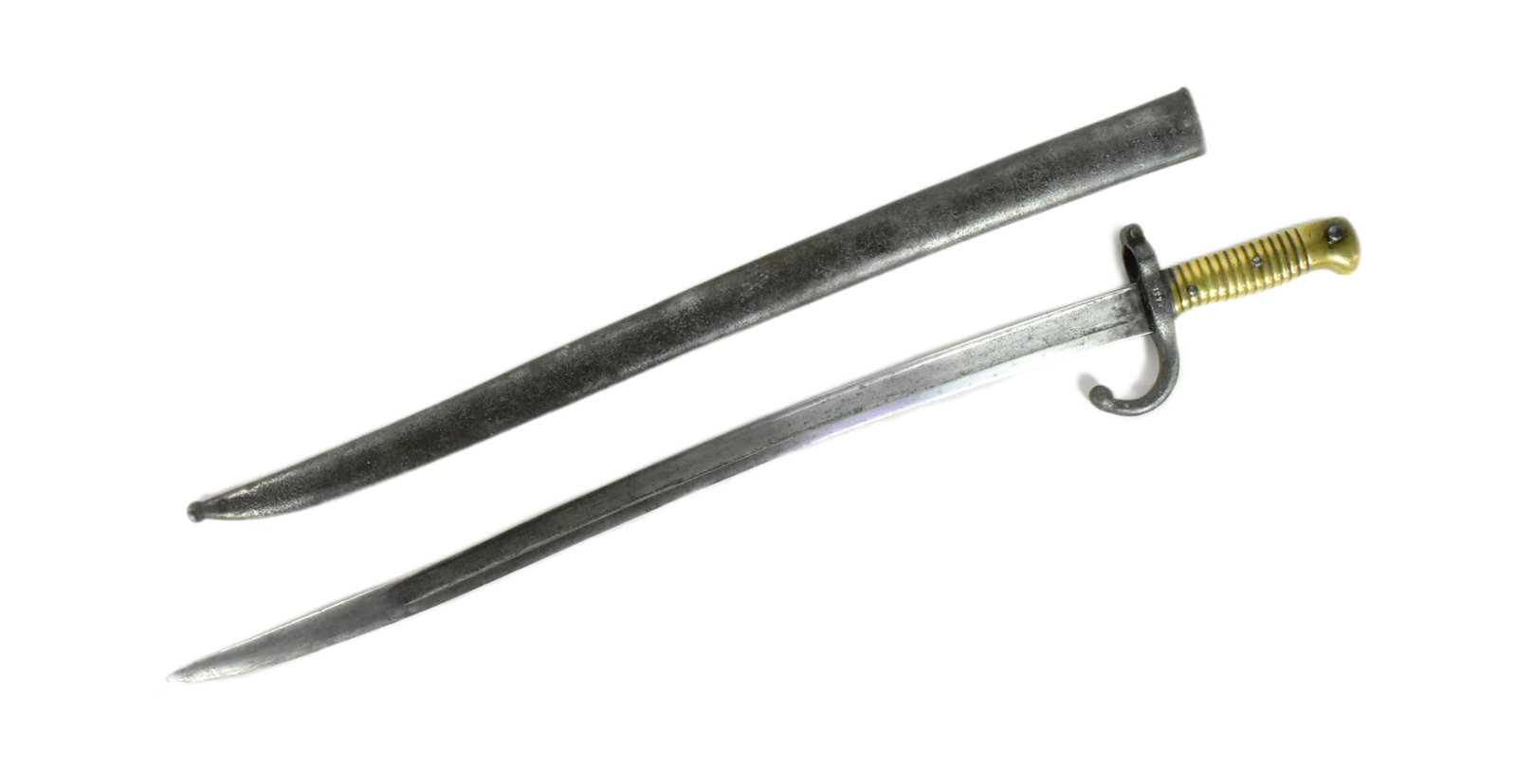 19TH CENTURY FRENCH CHASSEPOT RIFLE BAYONET: A 19th Century French 1866 pattern ' Chassepot ' rifle sword bayonet. The bayonet having ribbed brass hilt, muzzle ring and forward facing quillon. The recurved ' Yataghan ' style blade dated to the s