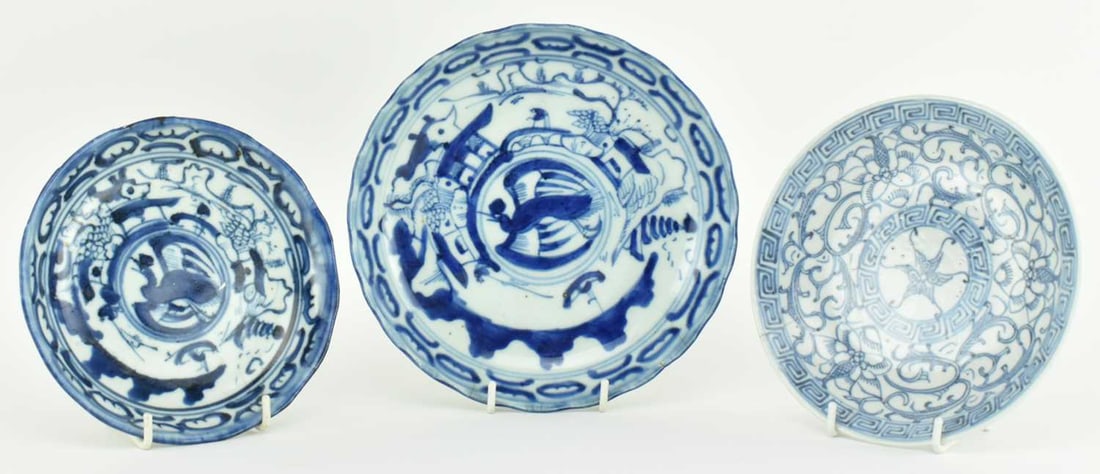 THREE QING / REPUBLIC PERIOD BLUE AND WHITE PLATES 清/民国 青花山 (1 of 7)