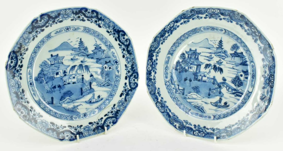 PAIR OF QING DYNASTY BLUE AND WHITE CHARGERS 清 青花山水八෈ (1 of 10)