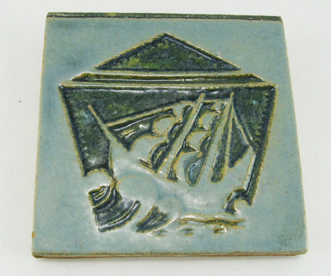 Hildo Krop (1884-1970): Pottery tile with relief scene of a ship. Glazed in green and blue. Signed on the back with the letter D. Size 12,3x12,3 cm.Â