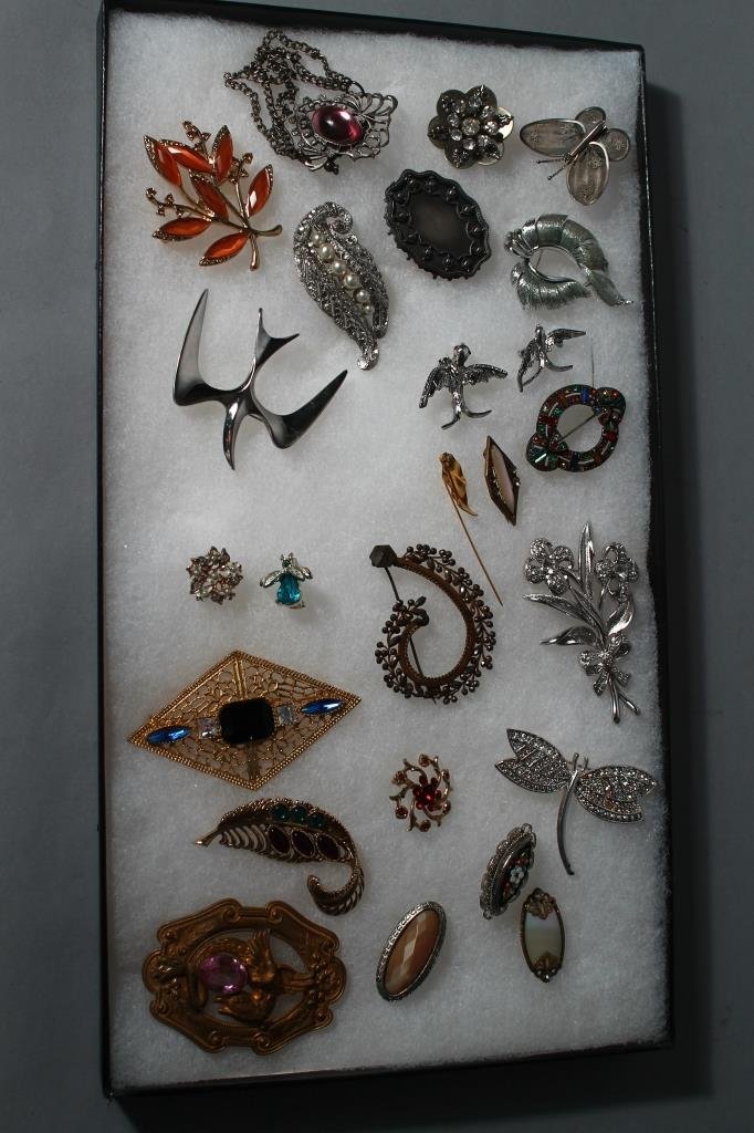 Lot of costume Pins: Including Trafari, Lisner, Weis, Monet and Antique