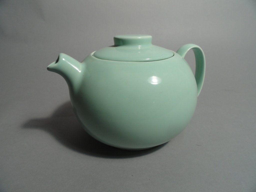 Great Little Vintage Tea pot: Great vintage Little Tea pot 4 3/4" Tall 8 1/4" Long including handle.