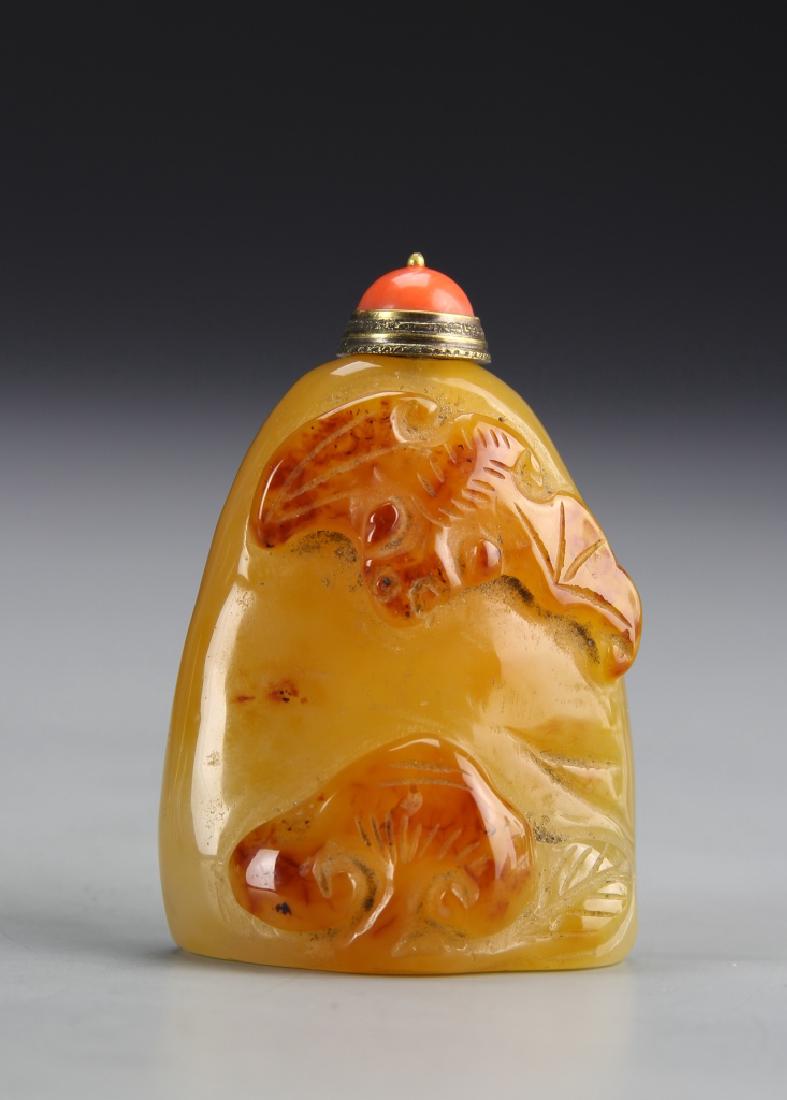 Chinese Carved Agate Snuff Bottle (1 of 3)