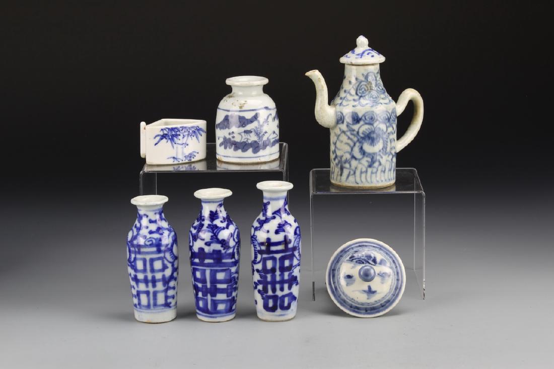 Seven Chinese Blue and White Porcelain Items (1 of 5)