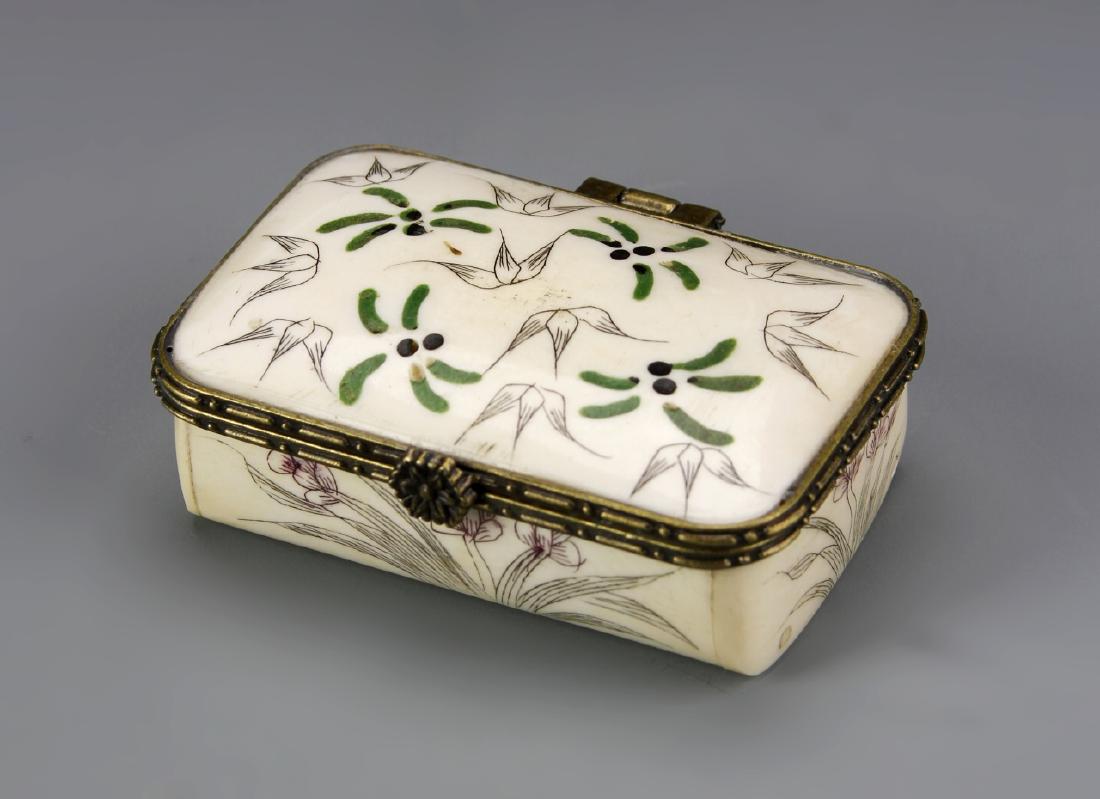 Chinese Makeup Box (1 of 2)