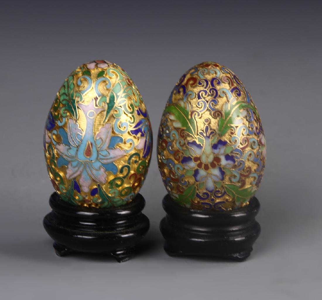 Chinese A Pair Of Cloisonne Eggs With Base: China, a pair of vintage cloisonne eggs with base.2 1/2 in.