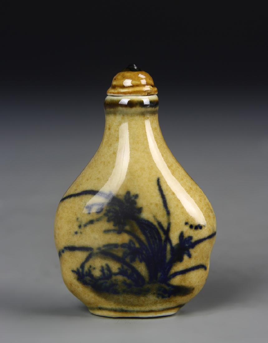 Chinese Porcelain Snuff Bottle (1 of 4)