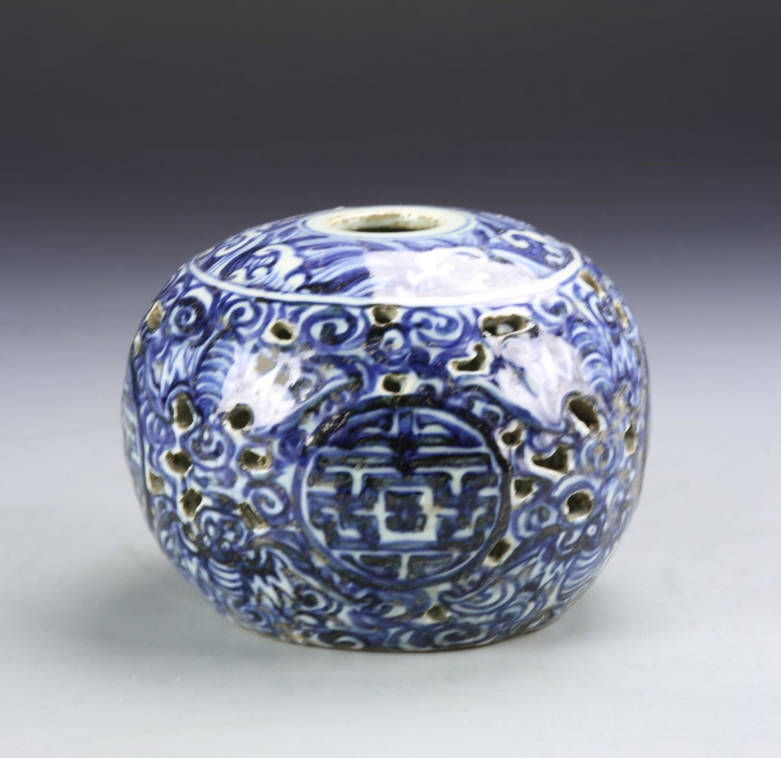 Chinese Blue and White Vessel (1 of 5)
