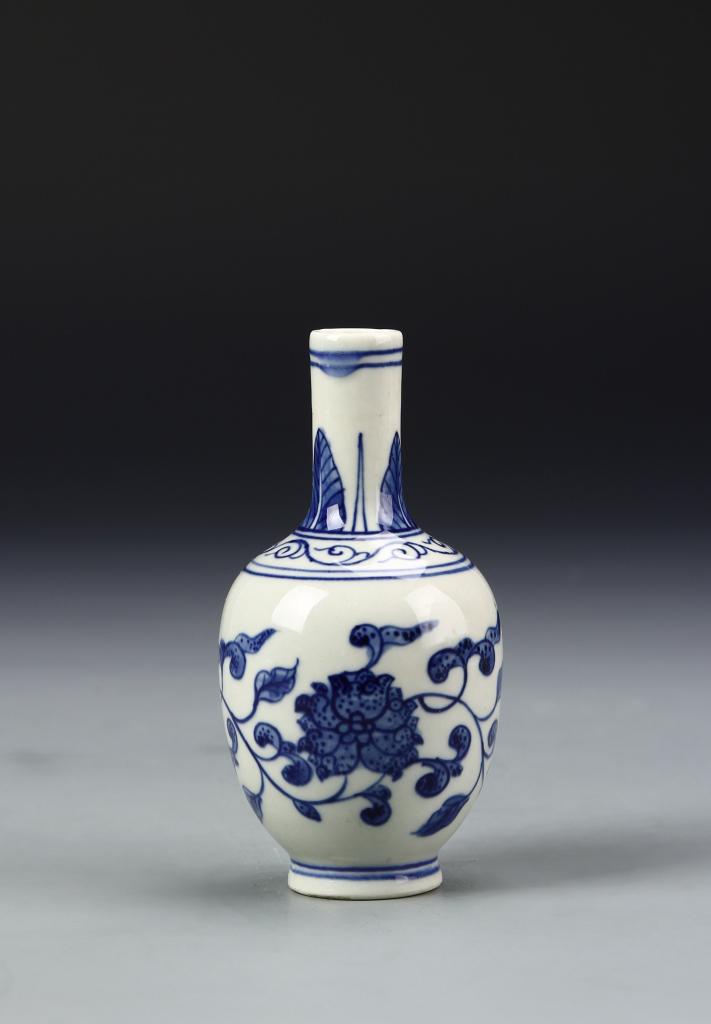 Chinese Antique Blue and White Vase: China, antique blue and white vase