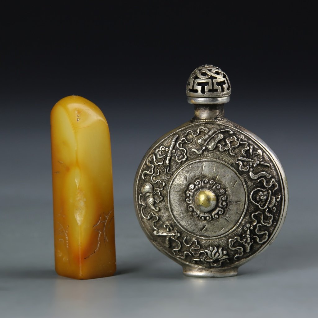 Chinese Seal Chop and Snuff Bottle (1 of 3)