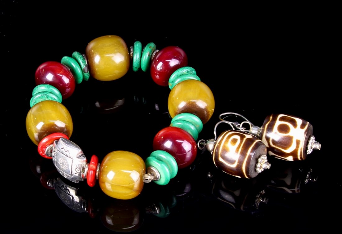Chinese Agate Bracelet with Two Earrings (1 of 1)
