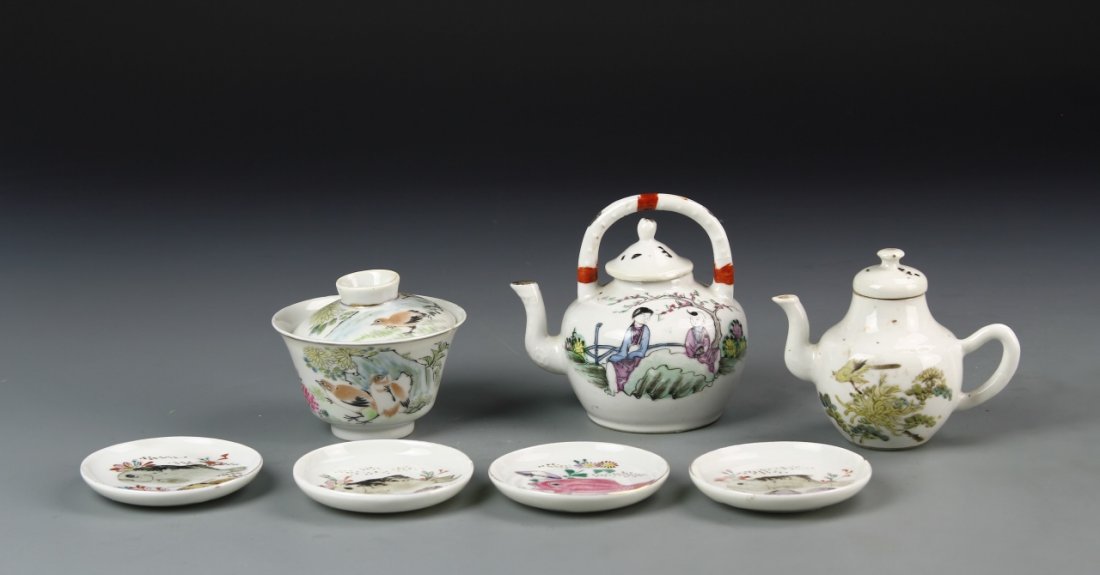Eight Chinese Porcelain Items (1 of 4)