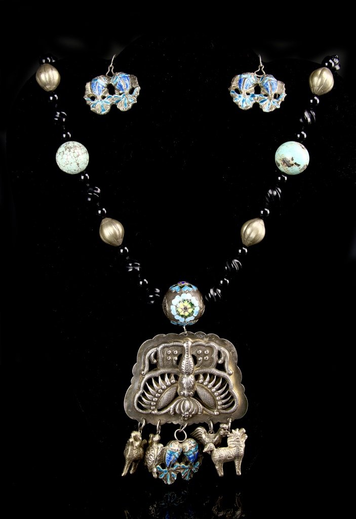 Chinese Turquoise Necklace with Pair of Earrings (1 of 8)