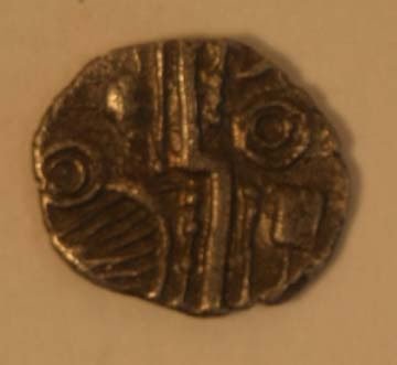 DUROTRIGE SILVER QUATER STATER. Obv. tr: DUROTRIGES QUATER STATER. Obv. traces of 'three men in a boat' (always weak, due to worn die) Rev. zig-zag line with geometric pattern. One of the best examples possible. GEF