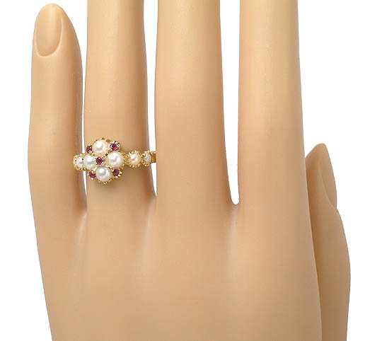 VINTAGE 18K GOLD, PEARLS & RUBIES FRANKLIN MINT RING: Up for auction is a striking vintage 18k yellow gold, pearls & rubies ring. This beautiful ring from "Franklin Mint" is crafted in solid 18k gold with the top shaped as a flower. Set on the ring's top