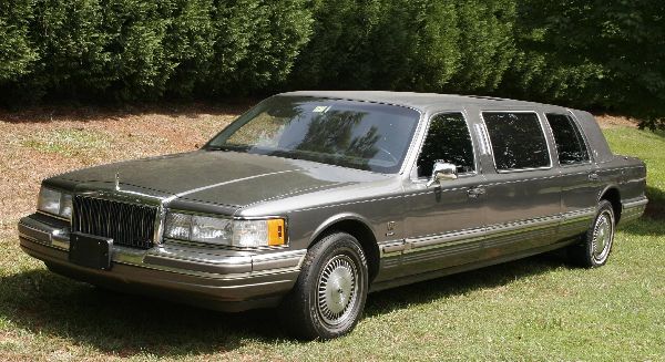 1990 Lincoln Town Car Limousine: 1990 Lincoln Town Car Limousine. Grey exterior and black leather ineterior. Georgia title. The odometer shows 110,746 miles. VIN 1LNLM81F7LY645457. Excellent running condition.