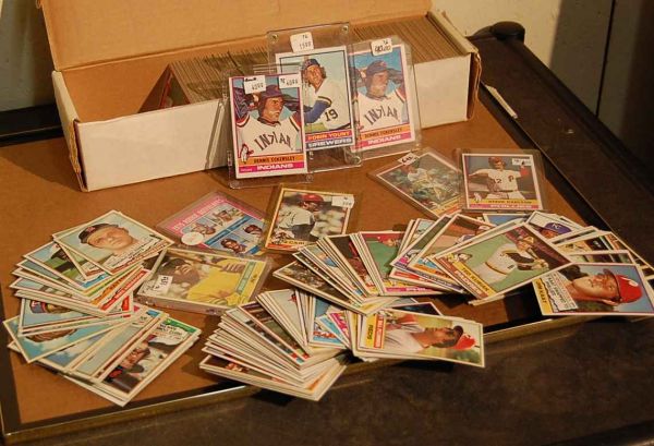 1976 TOPPS BASEBALL CARDS APPROX. 800
