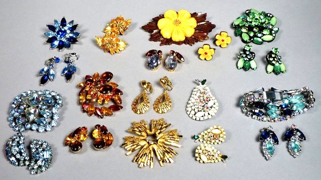 Lot of Vintage Costume Jewelry (1 of 10)